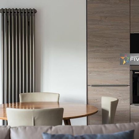 Cool Urban Apartment With Stunning Castle Views Единбург Екстериор снимка