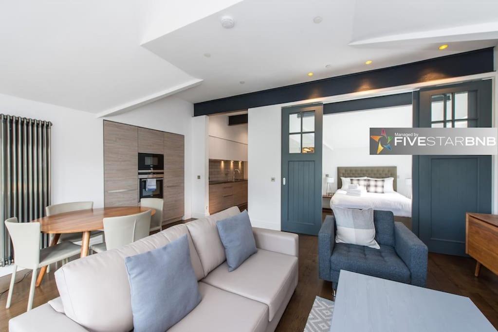 Cool Urban Apartment With Stunning Castle Views Единбург Екстериор снимка