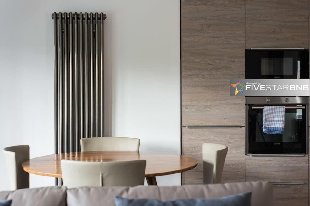 Cool Urban Apartment With Stunning Castle Views Единбург Екстериор снимка