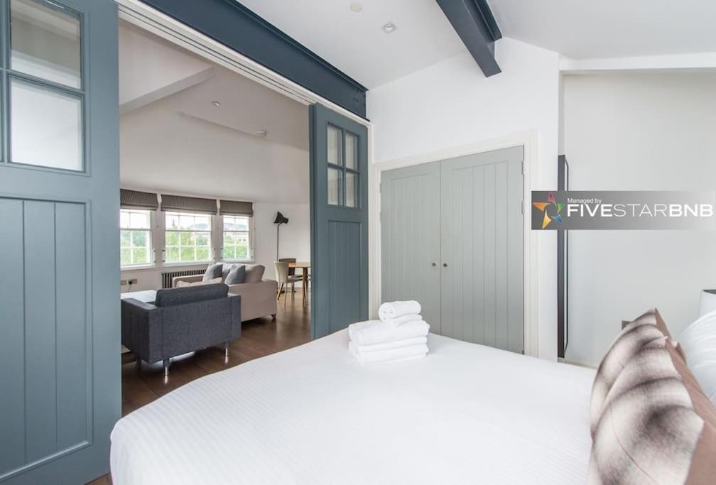 Cool Urban Apartment With Stunning Castle Views Единбург Екстериор снимка