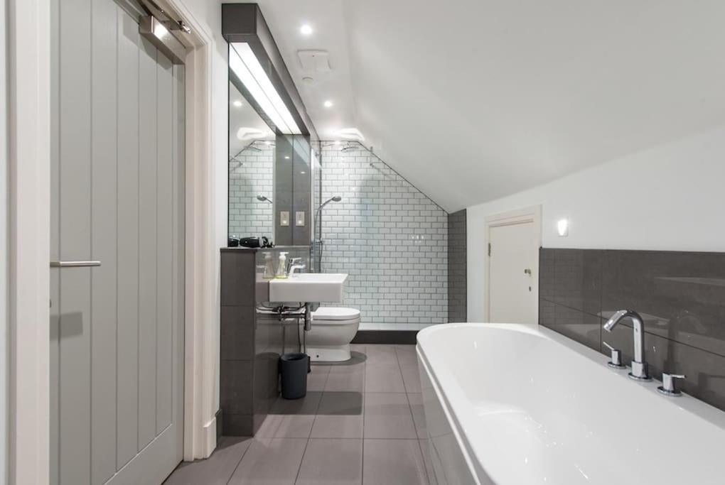 Cool Urban Apartment With Stunning Castle Views Единбург Екстериор снимка