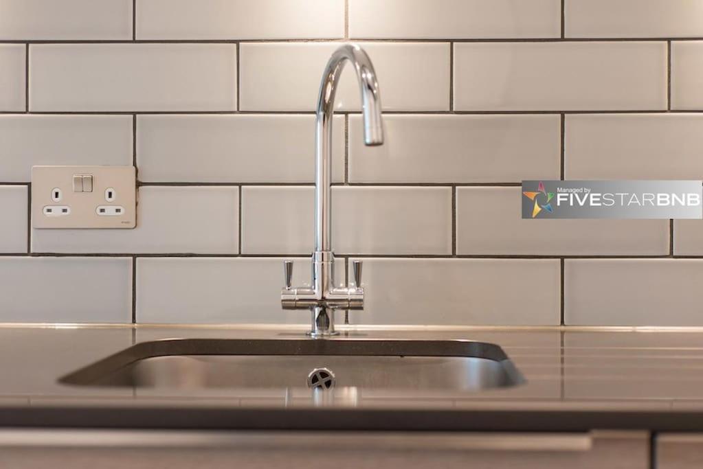 Cool Urban Apartment With Stunning Castle Views Единбург Екстериор снимка