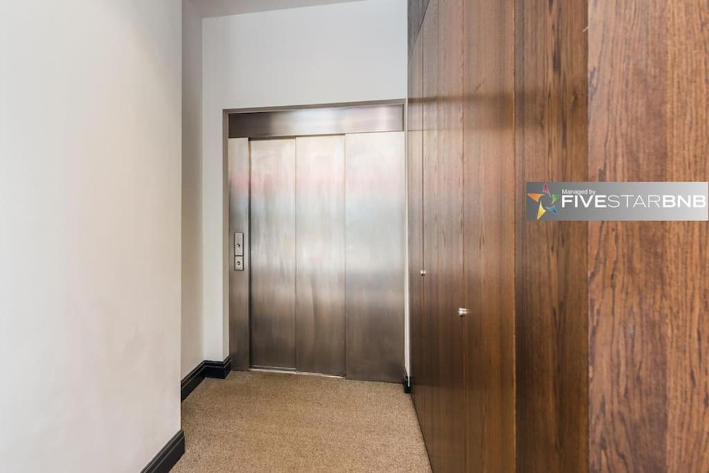 Cool Urban Apartment With Stunning Castle Views Единбург Екстериор снимка