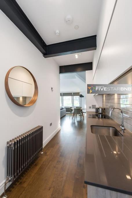 Cool Urban Apartment With Stunning Castle Views Единбург Екстериор снимка