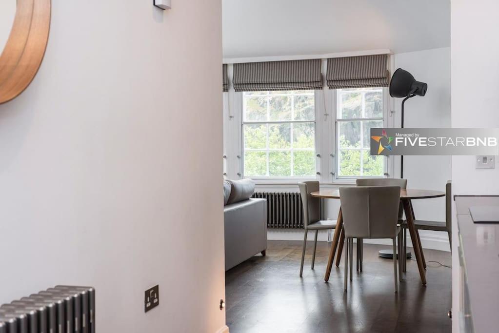 Cool Urban Apartment With Stunning Castle Views Единбург Екстериор снимка